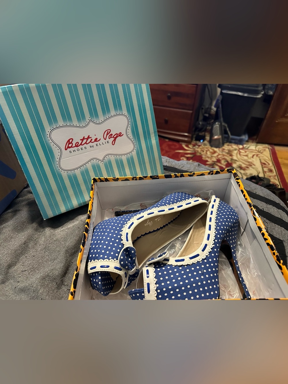 NIB Bettie Page Women's Gwendolyn Peep-Toe Pump Size 9
